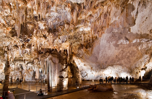 La Cueva de Pozalagua, en el País Vasco